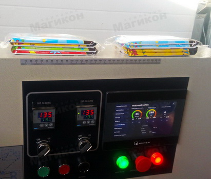 Упаковка нескольких плиток шоколада в один пакет. Упаковка нескольких плиток шоколада в один пакет.