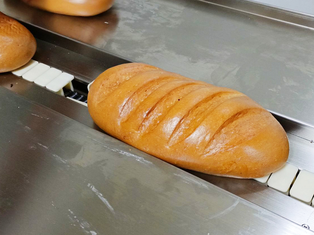 Сервоприводный горизонтальный упаковочный автомат MAGIKON-450AGDTS на хлебозаводе в селе Пурех.
